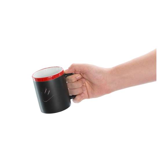 Taza de cerámica de 350ml de capacidad con cuerpo negro pizarra para pintar y boca en divertida gama de vivos colores. Tiza incluida a juego y presentada en caja individual.