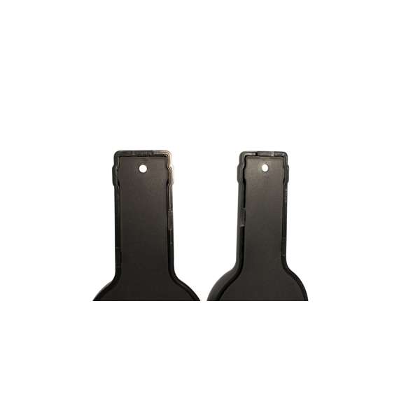Original set de vinos en forma de botella con suave tacto exterior, cierre magnético y accesorios de acero inox. Incluye sacacorchos con cortacápsulas y abridor, tapón dosificador y recogegotas. Presentado en estuche individual con interior en suave espuma troquelada.