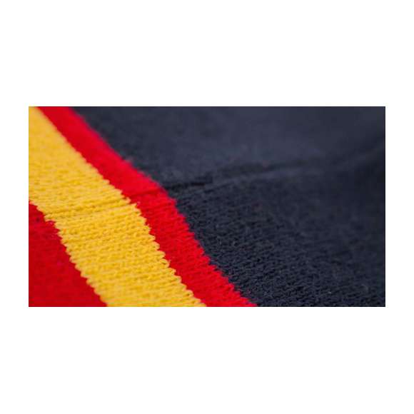 Suave y cálido gorro en combinación de materiales algodón y poliéster elástico de diseño España con doble cobertura. Disponible en colores azul y blanco.