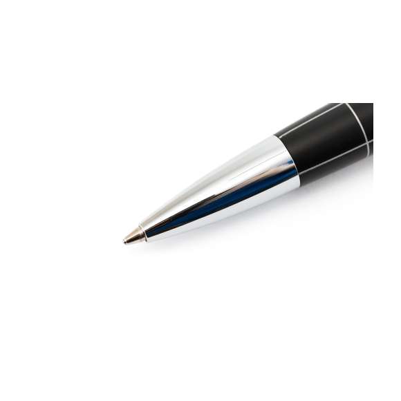 Elegante bolígrafo de mecanismo giratorio en sobrio diseño bicolor. De cuerpo metálico en suave acabado con accesorios en colores plateados. Presentado en elegante estuche individual en color negro con cierre de imán. De cartucho jumbo, con recambio incluido y en tinta azul.