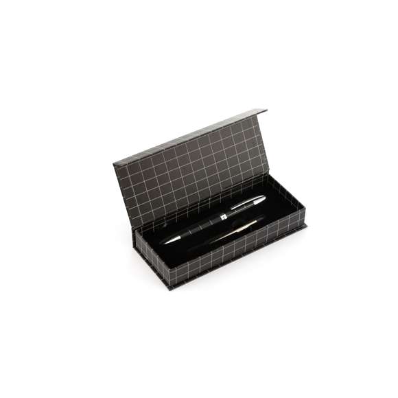 Elegante bolígrafo de mecanismo giratorio en sobrio diseño bicolor. De cuerpo metálico en suave acabado con accesorios en colores plateados. Presentado en elegante estuche individual en color negro con cierre de imán. De cartucho jumbo, con recambio incluido y en tinta azul.