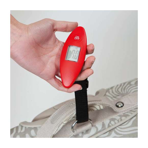 Práctica báscula digital para equipaje en vivos colores. Con pila de botón incluida y peso máximo de 40kg.