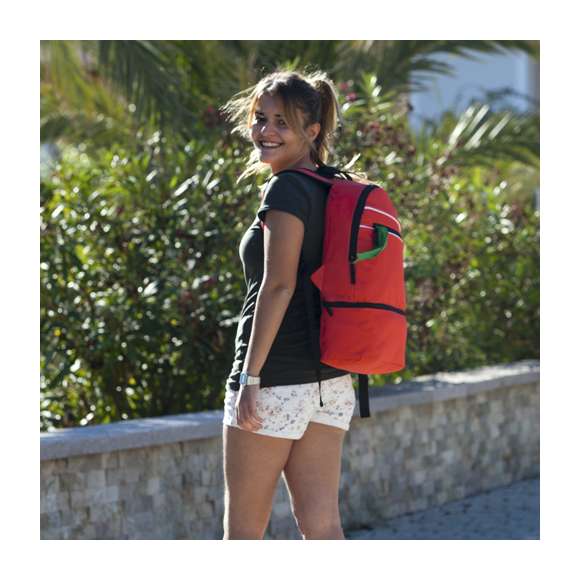 Mochila en resistente poliéster 600D de desenfadado diseño en variada gama de colores y con compartimento independiente para el calzado. De cierre de cremallera con cinta en tirador para fácil apertura y bolsillo frontal. Espalda acolchada y cintas de hombros ajustables con acolchado ergonómico.