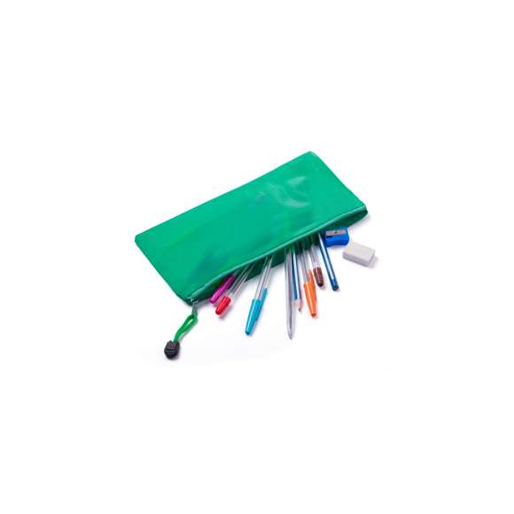 Estuche de cremallera con suave cuerpo acabado en PVC de viva gama de colores. Con cinta a juego en tirador para fácil apertura.