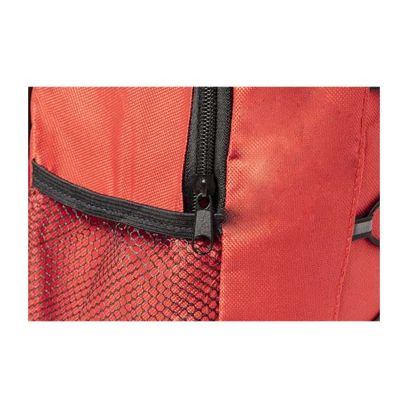 Mochila fabricada en resistente poliéster 600D. Práctico bolsillo central con cierre de cremallera y salida de auriculares, con útiles bolsillos laterales y cuerda elástica en el frontal a juego con la cremallera. Cómodas cintas ajustables a los hombros acolchadas como la espalda. Disponible en variados y desenfadados colores.