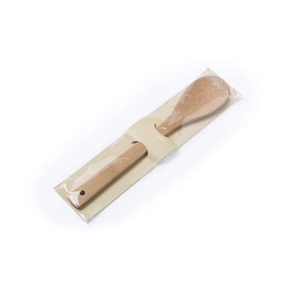 Cuchara de cocina en madera de bambú. Presentada en bolsa individual con cartón troquelado de refuerzo.