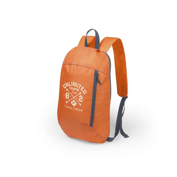 Mochila en resistente poliéster 600D de desenfadado diseño outdoor, con cierre de cremallera y bolsillo frontal. Accesorios en color gris, con acolchado en espalda y cintas de hombros.