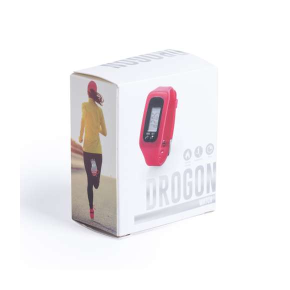  	Desenfadado reloj digital de corte deportivo con pantalla LCD rectangular, correa ajustable de silicona y resistente a las salpicaduras de agua. Indicado para todo tipo de actividades deportivas y de ocio. Con pila de botón incluida y presentado en atractiva caja de diseño.