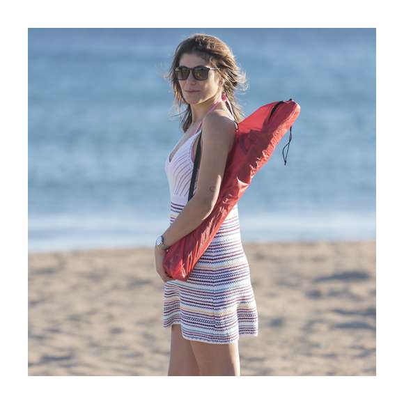 Silla plegable con resistente cuerpo de aluminio tubular. En resistente poliéster 600D en variada gama de vivos colores. Con costuras reforzadas, refuerzos de goma antideslizantes en las patas y presentada en funda individual con cordón auto cierre, accesorio de ajuste y cinta para hombro.