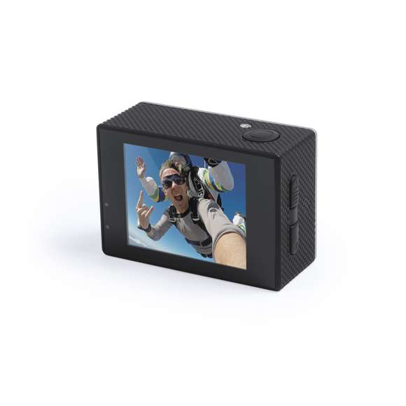 Cámara deportiva de alta calidad de captura de vídeo HD 4K, de diseño compacto y resistente, especialmente diseñada para uso intensivo. Incluye carcasa sumergible hasta 30m de profundidad y multitud de accesorios para ajuste en casco, manillar o cinturón, así como correas ajustables para cabeza y torso o un adaptador giratorio de 360º. La versatilidad y resistencia de esta cámara deportiva la convierten en el gadget perfecto para capturar, con una calidad excepcional, cualquier actividad deportiva. Con función cámara de fotos Full HD 1080p, ranura para tarjetas micro SD de hasta 64 GB de capacidad, pantalla LCD de 2 pulgadas, sistema multilenguaje, y recargable mediante cable mini USB -incluido-. Presentada en atractiva caja de diseño.