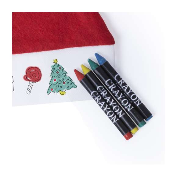 Gorro de Papá Noel para niño. Tira frontal de non-woven en color blanco con divertidos dibujos y especialmente diseñada para colorear con ceras. Incluye 4 ceras de cuerpo cilíndrico en variados colores.