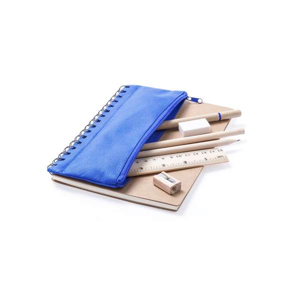 Libreta de anillas con tapas de suave tacto acabadas en resistente cartón reciclado. Con estuche en poliéster 600D de vivos colores y cierre de cremallera integrado en portada. Incluye bolígrafo en cartón reciclado y set de regla, lápices y sacapuntas en madera natural. 70 hojas lisas.