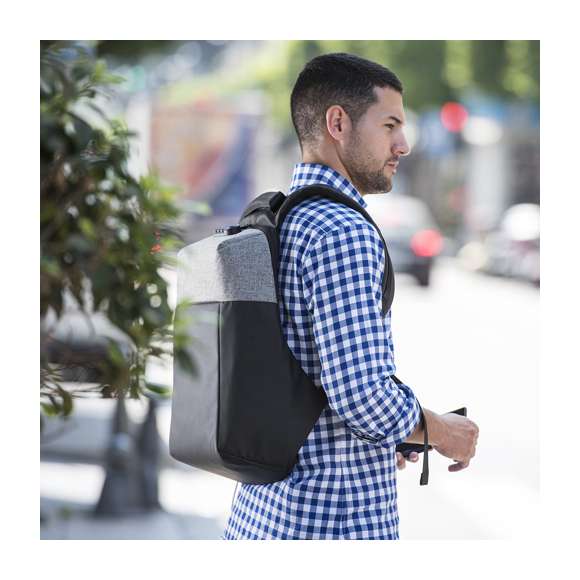 Mochila de negocios antirrobo repelente al agua en poliéster de alta calidad, resistente a cortes y a roces. Con candado de seguridad por contraseña, cinta reflectante trasera y accesorio para acople en trolley. Bolsillo antirrobo en la espalda para guardar objetos de valor. Compartimento interior con salida USB para conexión de powerbank -no incluido-, con cable micro USB de 1 metro de largo para total comodidad en la carga de cualquier dispositivo móvil. Salida para auriculares y bolsillo en cinta derecha con fácil acceso para tarjeta de transporte y otros documents de uso frecuente. Apertura total 180º para fácil acceso al interior de la mochila. Dos compartimento interiores independientes y acolchados para ordenador portátil de hasta 15 pulgadas y para tablets de hasta 10 pulgadas. Con multitud de bolsillos interiores y exteriores. Cintas de hombros y espalda con acolchado ergonómico.