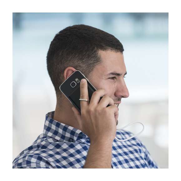 Batería auxiliar externa -2.000 mAh- con superficie de ventosas adherentes y anilla/soporte para selfies. Con conexiones para entrada/salida de corriente micro USB y USB. Ledes indicadores de estado de carga, diseño curvado plano y amplia superficie de marcaje. Presentada en atractiva caja de diseño. Las capacidades mostradas en todas nuestras baterías auxiliares externas son reales, incorporando todas ellas baterías de grado A y no recicladas, con una vida útil de al menos 500 ciclos de carga y según normativa CE. Además, están fabricadas conforme a los estándares RoHS y en cumplimiento con los siguientes requisitos de seguridad: Sistema de protección contra sobrecarga del power bank. Sistema de protección contra descarga completa que proporciona una mayor durabilidad del power bank. Sistema de bloqueo para evitar cortocircuitos. Sistema de transferencia de carga constante, acorde con la capacidad del dispositivo de destino.