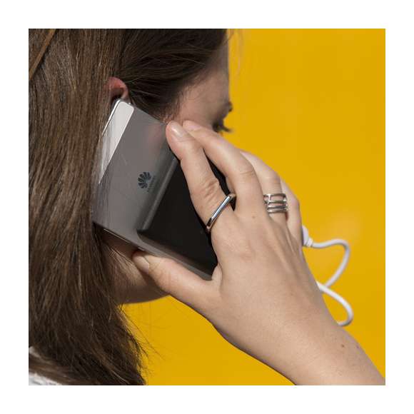 Batería auxiliar externa -2.000 mAh- con superficie de ventosas adherentes y anilla/soporte para selfies. Con conexiones para entrada/salida de corriente micro USB y USB. Ledes indicadores de estado de carga, diseño curvado plano y amplia superficie de marcaje. Presentada en atractiva caja de diseño. Las capacidades mostradas en todas nuestras baterías auxiliares externas son reales, incorporando todas ellas baterías de grado A y no recicladas, con una vida útil de al menos 500 ciclos de carga y según normativa CE. Además, están fabricadas conforme a los estándares RoHS y en cumplimiento con los siguientes requisitos de seguridad: Sistema de protección contra sobrecarga del power bank. Sistema de protección contra descarga completa que proporciona una mayor durabilidad del power bank. Sistema de bloqueo para evitar cortocircuitos. Sistema de transferencia de carga constante, acorde con la capacidad del dispositivo de destino.