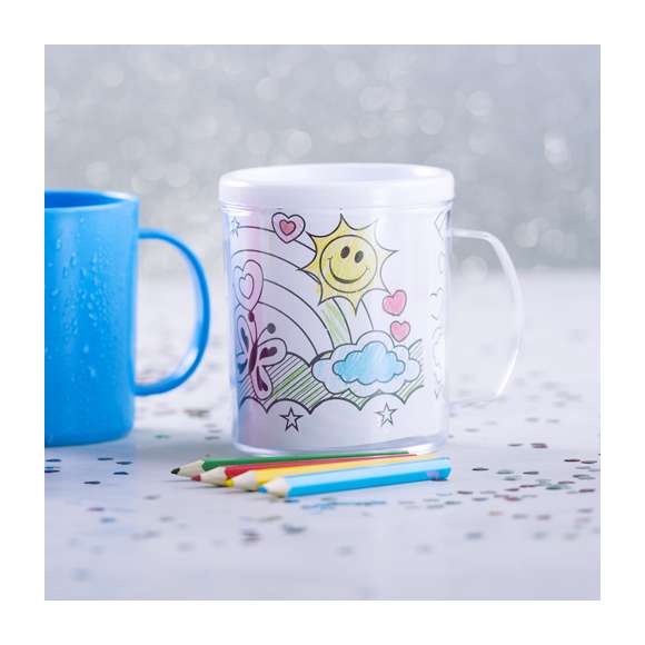 Taza para colorear de 320ml de capacidad. Carcasa exterior de la taza con cubierta transparente extraíble para insertar la lámina coloreada y parte interior en PP de color blanco. Con 4 láminas para pintar y 4 lápices de colores. Presentado en caja individual.