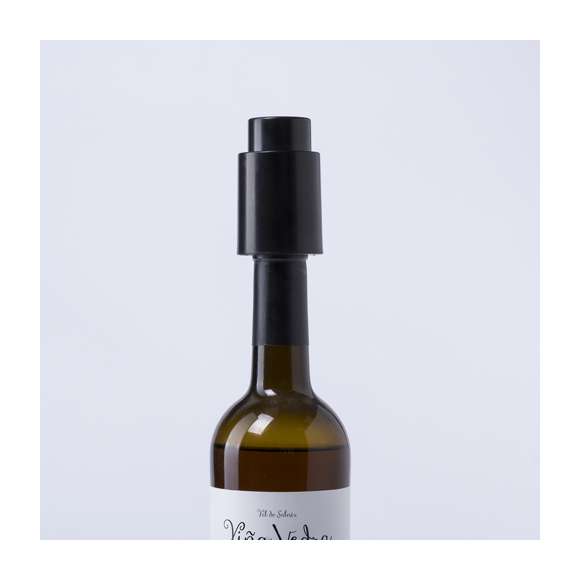 Tapón con bomba de vacío para botellas de vino en elegante diseño de color negro. Parte superior del tapón para marcaje en tampografía. Presentado en caja individual.