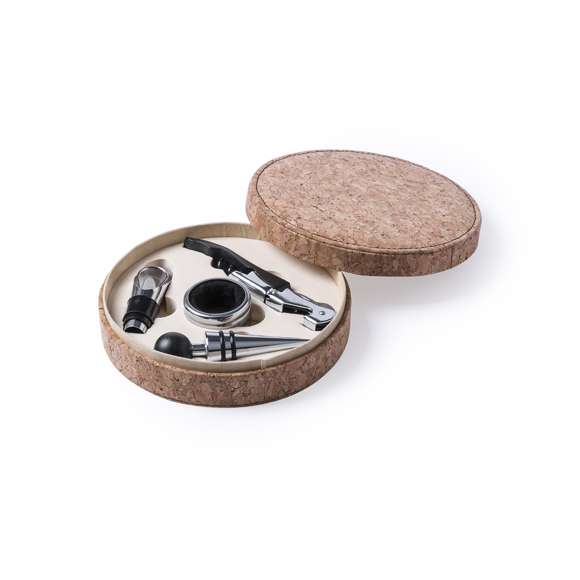 Set de vinos de elegante diseño circular con acabado en corcho natural. Accesorios de acero inox, incluye sacacorchos de 2 tiempos con cortacápsulas y abridor, tapón, dosificador y recogegotas. Presentado en estuche individual de corcho con interior en suave espuma troquelada de color beige.