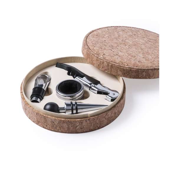 Set de vinos de elegante diseño circular con acabado en corcho natural. Accesorios de acero inox, incluye sacacorchos de 2 tiempos con cortacápsulas y abridor, tapón, dosificador y recogegotas. Presentado en estuche individual de corcho con interior en suave espuma troquelada de color beige.
