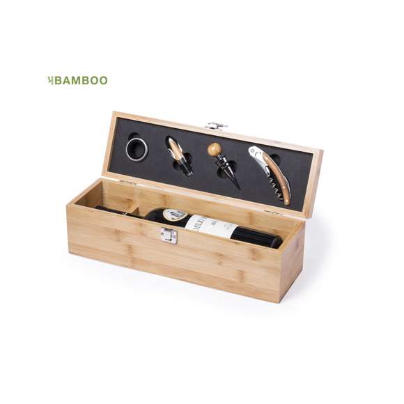 Set de vinos premium acabado en madera bambú. Accesorios de acero inox. Incluye sacacorchos, cortacápsulas, tapón, dosificador y recogegotas. Presentado en estuche individual de madera de bambú, con compartimento interior para botella de vino -no incluida-.