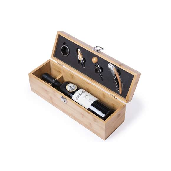 Set de vinos premium acabado en madera bambú. Accesorios de acero inox. Incluye sacacorchos, cortacápsulas, tapón, dosificador y recogegotas. Presentado en estuche individual de madera de bambú, con compartimento interior para botella de vino -no incluida-.