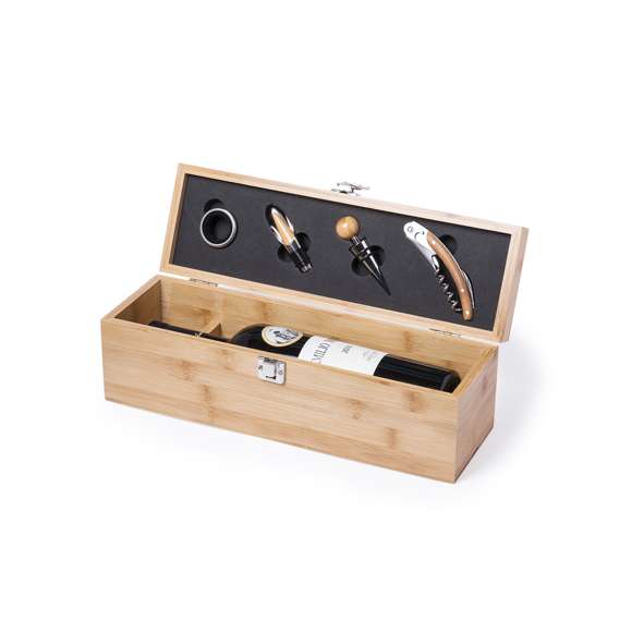 Set de vinos premium acabado en madera bambú. Accesorios de acero inox. Incluye sacacorchos, cortacápsulas, tapón, dosificador y recogegotas. Presentado en estuche individual de madera de bambú, con compartimento interior para botella de vino -no incluida-.