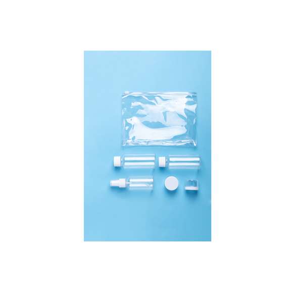 Set neceser de viaje de 5 accesorios en diseño transparente. Incluye dos botes para gel y champú con tapón a rosca, perfumador y dos tarritos para crema. Presentado en estuche de PVC con cierre hermético a juego.