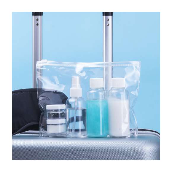 Set neceser de viaje de 5 accesorios en diseño transparente. Incluye dos botes para gel y champú con tapón a rosca, perfumador y dos tarritos para crema. Presentado en estuche de PVC con cierre hermético a juego.