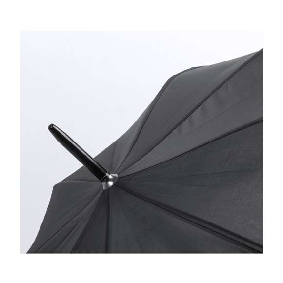 Paraguas de 8 paneles tamaño XL -130cm diámetro- con sistema antiviento. Apertura automática, en resistente poliéster y con varillas de fibra en color negro. Con mango acolchado de EVA y cierre de velcro. Disponible en extensa gama de colores.