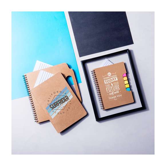 Original libreta con tapas de cartón reciclado y acabado cosido a juego en el lomo. Incluye 60 hojas con disposición a una raya.