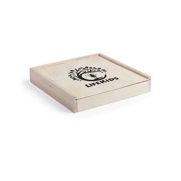  	Set de juegos en madera. Incluye mikado, ajedrez, damas y dominó. Presentado en estuche de madera con tapa-tablero. Tablero con lado liso para marcaje.
