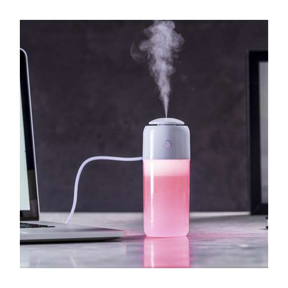  	Elegante y decorativo humidificador con con luz led de 2 posiciones e iluminación multicolor. Cuenta con 2 tipos de vaporización: modo continuo y a intervalos. Para uso en estancias de hasta 25m2, con filtro de recambio y cable de corriente USB. Presentado en atractiva caja de diseño.