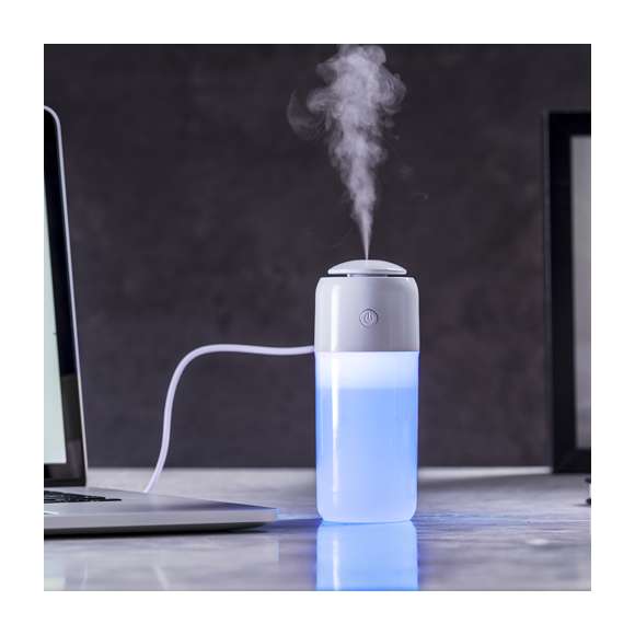  	Elegante y decorativo humidificador con con luz led de 2 posiciones e iluminación multicolor. Cuenta con 2 tipos de vaporización: modo continuo y a intervalos. Para uso en estancias de hasta 25m2, con filtro de recambio y cable de corriente USB. Presentado en atractiva caja de diseño.