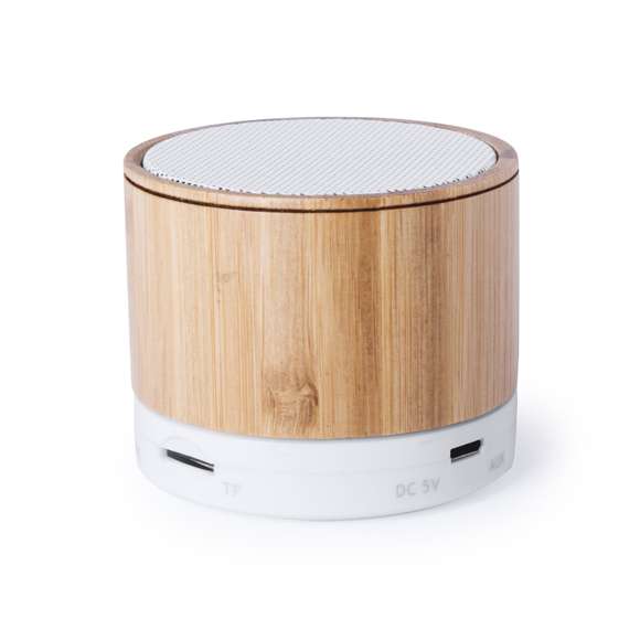 Compacto altavoz con cuerpo en bambú y conexión Bluetooth®. Rejilla metálica, con 3W de potencia, función manos libres, una ranura para tarjetas mini SD, función radio FM, y base antideslizante. Recargable mediante cable USB -incluido- y presentado en una atractiva caja de diseño.