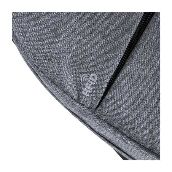 Mochila de seguridad, con diseño urbano en resistente poliéster 300D. Bolsillo interior con protección de seguridad RFID (Identificación por Radio Frecuencia) que mantiene seguros los datos de la tarjeta y demás dispositivos. Compartimento principal con elegante tapeta en la cremallera. Con conexión USB -powerbank no incluido- y bolsillo interior acolchado para ordenador portátil de hasta 15 pulgadas. Parte trasera y cintas acolchadas.
