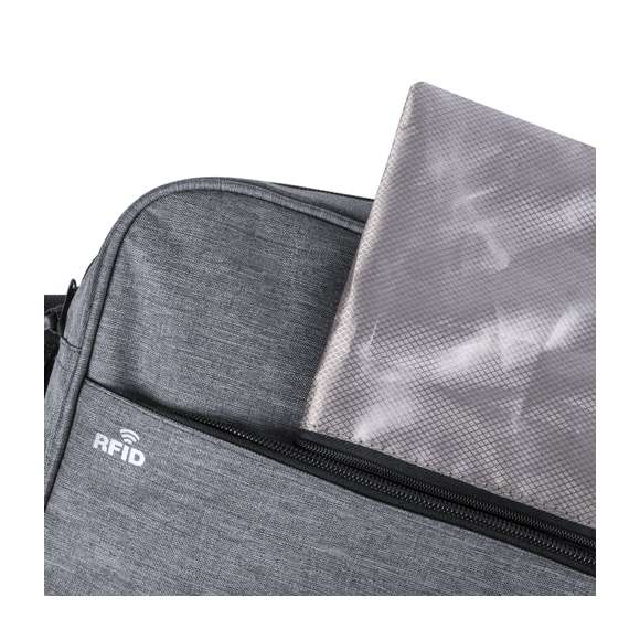 Portadocumentos de seguridad, con diseño urbano en resistente poliéster 300D. Bolsillo interior con protección de seguridad RFID (Identificación por Radio Frecuencia) que mantiene seguros los datos de la tarjeta y demás dispositivos. Asas con protección y compartimento principal con cierre de cremallera. Conexión USB -powerbank no incluido-, con bolsillos interiores acolchados para ordenador portátil de hasta 15 pulgadas y tablets de hasta 10 pulgadas. Cinta para hombro ajustable con protector acolchado.