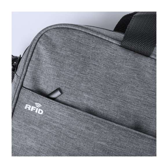 Portadocumentos de seguridad, con diseño urbano en resistente poliéster 300D. Bolsillo interior con protección de seguridad RFID (Identificación por Radio Frecuencia) que mantiene seguros los datos de la tarjeta y demás dispositivos. Asas con protección y compartimento principal con cierre de cremallera. Conexión USB -powerbank no incluido-, con bolsillos interiores acolchados para ordenador portátil de hasta 15 pulgadas y tablets de hasta 10 pulgadas. Cinta para hombro ajustable con protector acolchado.