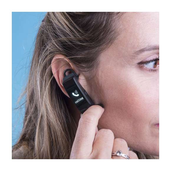 Reloj inteligente multifunción de diseño deportivo, con conexión Bluetooth y recargable mediante cable Micro USB -incluido-. Base extraíble con función auricular y manos libres. Su cuerpo en material TPU y su pantalla LCD integrada de 0,96 pulgadas lo convierten en el gadget perfecto para todo tipo de actividades deportivas, de ocio y para el día a día. Presentado en atractiva caja de diseño.