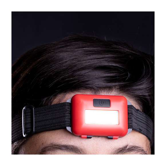 Linterna de línea deportiva con cinta elástica ajustable para brazo, cabeza… Con 8 luces COB blancas y 3 posiciones de iluminación (2 posiciones fijas y 1 posición intermitente). Disponible en variada gama de colores, con alimentación a pilas (3xAAA no incluidas) y presentada en una atractiva caja de diseño.