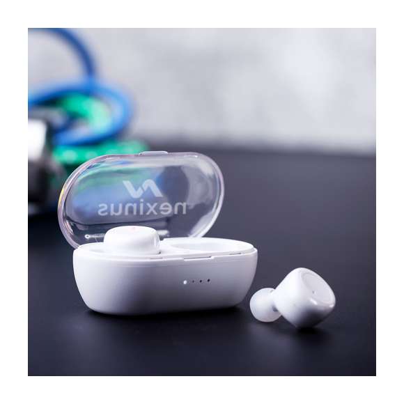 Auriculares intraurales de conexión Bluetooth® 5.0 y diseño minimalista en elegante color blanco. De diseño ergonómico, incluyen panel de control integrado en en auricular, con estuche y base de carga a juego. Función manos libres y recargables, con cable micro USB incluido. Presentados en estuche individual de lujo con tapa transparente de bisagra. Presentados en atractiva caja de diseño.