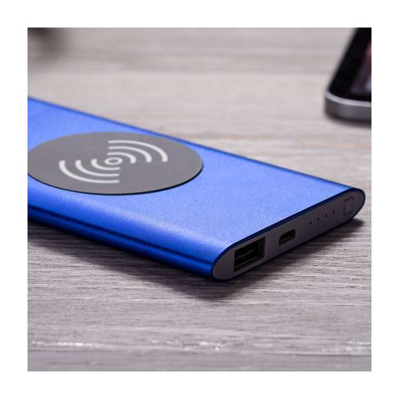 Batería auxiliar externa inalámbrica de 4.000 mAh. En resistente aluminio, con salida USB y cable de carga micro USB. Indicador de estado de carga y compatible con dispositivos equipados con tecnología de carga inalámbrica. Disponible en variada gama de colores. Las capacidades mostradas en todas nuestras baterías auxiliares externas son reales, incorporando todas ellas baterías de grado A y no recicladas, con una vida útil de al menos 500 ciclos de carga y según normativa CE. Además, están fabricadas conforme a los estándares RoHS y en cumplimiento con los siguientes requisitos de seguridad: Sistema de protección contra sobrecarga del power bank. Sistema de protección contra descarga completa que proporciona una mayor durabilidad del power bank. Sistema de bloqueo para evitar cortocircuitos. Sistema de transferencia de carga constante, acorde con la capacidad del dispositivo de destino.