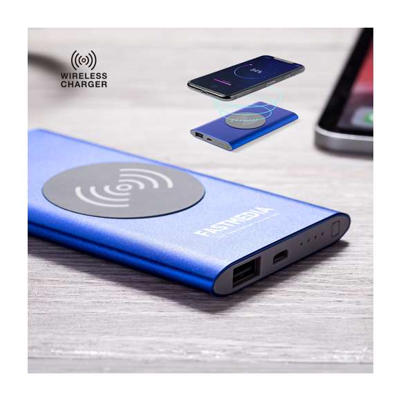 Batería auxiliar externa inalámbrica de 4.000 mAh. En resistente aluminio, con salida USB y cable de carga micro USB. Indicador de estado de carga y compatible con dispositivos equipados con tecnología de carga inalámbrica. Disponible en variada gama de colores. Las capacidades mostradas en todas nuestras baterías auxiliares externas son reales, incorporando todas ellas baterías de grado A y no recicladas, con una vida útil de al menos 500 ciclos de carga y según normativa CE. Además, están fabricadas conforme a los estándares RoHS y en cumplimiento con los siguientes requisitos de seguridad: Sistema de protección contra sobrecarga del power bank. Sistema de protección contra descarga completa que proporciona una mayor durabilidad del power bank. Sistema de bloqueo para evitar cortocircuitos. Sistema de transferencia de carga constante, acorde con la capacidad del dispositivo de destino.