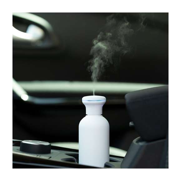 Elegante y decorativo humidificador con original diseño, disponible en acabado blanco y difuminado. Con suave tacto de goma y luz led blanca en el interior. 250ml de capacidad, con botón de encendido ON/OFF. Recomendado para uso en estancias de hasta 25m2, con 3 filtros de recambio y cable de alimentación USB (incluido). Presentado en bandeja protectora de PVC y en atractiva caja de diseño.