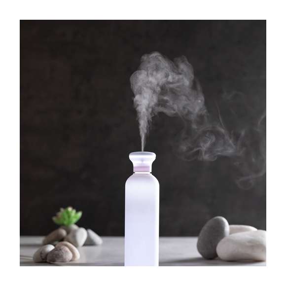 Elegante y decorativo humidificador con original diseño, disponible en acabado blanco y difuminado. Con suave tacto de goma y luz led blanca en el interior. 250ml de capacidad, con botón de encendido ON/OFF. Recomendado para uso en estancias de hasta 25m2, con 3 filtros de recambio y cable de alimentación USB (incluido). Presentado en bandeja protectora de PVC y en atractiva caja de diseño.
