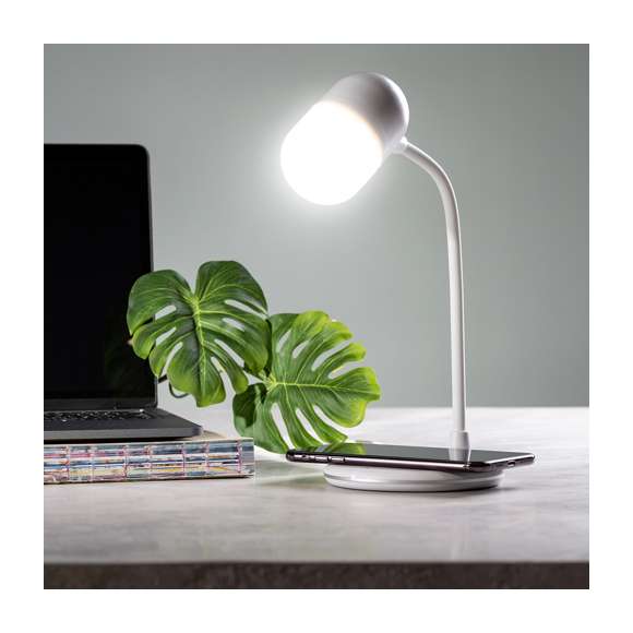 Lámpara multifunción todo en uno en acabado blanco, con altavoz Bluetooth® 4.2 de 3W de potencia y cargador inalámbrico integrados. 14 LEDs y 3 posiciones de iluminación (cálida, fría y media), ajustable en altura. Compatible con dispositivos móviles de carga inalámbrica, con cable cargador micro USB y viene presentada en una atractiva caja de diseño.