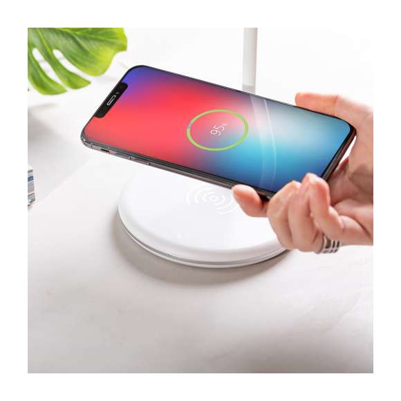 Lámpara multifunción todo en uno en acabado blanco, con altavoz Bluetooth® 4.2 de 3W de potencia y cargador inalámbrico integrados. 14 LEDs y 3 posiciones de iluminación (cálida, fría y media), ajustable en altura. Compatible con dispositivos móviles de carga inalámbrica, con cable cargador micro USB y viene presentada en una atractiva caja de diseño.