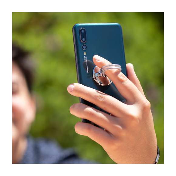 Soporte selfie en metal cromado para smartphone. De elegante diseño y con adhesivo 3M, de fijación extra fuerte y libre de residuos al despegarlo del dispositivo. Con doble anilla soporte posterior, para dedo y rejilla del salpicadero del vehículo. Presentado bolsita de diseño individual.