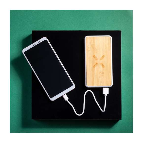 Batería auxiliar externa de línea nature, con cargador inalámbrico integrado y carcasa en madera de bambú. 8.000 mAh de capacidad de carga e indicador de estado de carga. Salida doble USB y entradas Tipo C y micro USB -cable incluido-. Con amplia superficie de marcaje y presentada en atractiva caja de diseño. Las capacidades mostradas en todas nuestras baterías auxiliares externas son reales, incorporando todas ellas baterías de grado A y no recicladas, con una vida útil de al menos 500 ciclos de carga y según normativa CE. Además, están fabricadas conforme a los estándares RoHS y en cumplimiento con los siguientes requisitos de seguridad: Sistema de protección contra sobrecarga del power bank. Sistema de protección contra descarga completa que proporciona una mayor durabilidad del power bank. Sistema de bloqueo para evitar cortocircuitos. Sistema de transferencia de carga constante, acorde con la capacidad del dispositivo de destino.