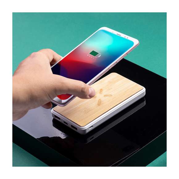 Batería auxiliar externa de línea nature, con cargador inalámbrico integrado y carcasa en madera de bambú. 8.000 mAh de capacidad de carga e indicador de estado de carga. Salida doble USB y entradas Tipo C y micro USB -cable incluido-. Con amplia superficie de marcaje y presentada en atractiva caja de diseño. Las capacidades mostradas en todas nuestras baterías auxiliares externas son reales, incorporando todas ellas baterías de grado A y no recicladas, con una vida útil de al menos 500 ciclos de carga y según normativa CE. Además, están fabricadas conforme a los estándares RoHS y en cumplimiento con los siguientes requisitos de seguridad: Sistema de protección contra sobrecarga del power bank. Sistema de protección contra descarga completa que proporciona una mayor durabilidad del power bank. Sistema de bloqueo para evitar cortocircuitos. Sistema de transferencia de carga constante, acorde con la capacidad del dispositivo de destino.