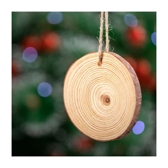 Adorno navideño en madera natural al corte, con lacito para colgar y bola a juego. Ideal para marcaje en láser.